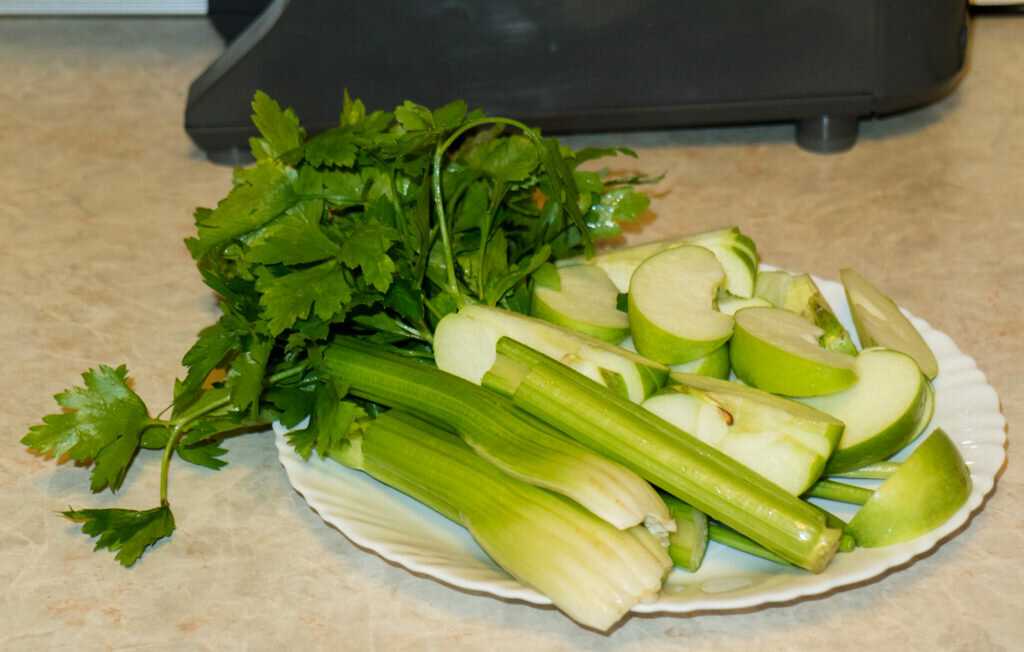 20 вкусных салатов с сельдереем, которые стоит приготовить