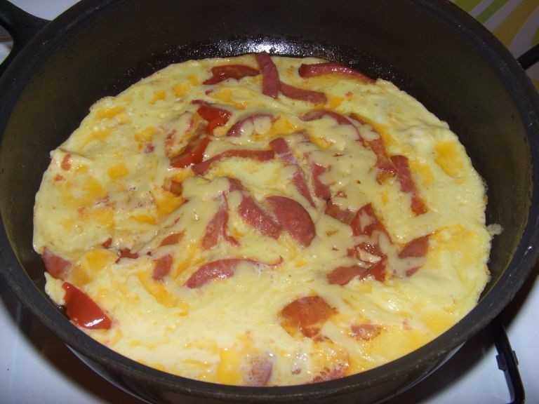 Омлет с колбасой на сковороде – простой завтрак. рецепты омлета на сковороде с колбасой и сыром, помидорами, салом, овощами