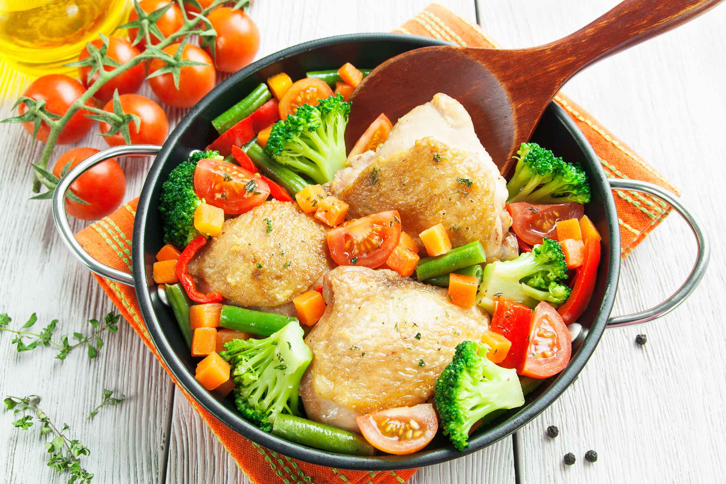Варено жареная курица. Курица с овощами. Курочка с овощами. Красивые блюда. Мясные блюда с овощами.