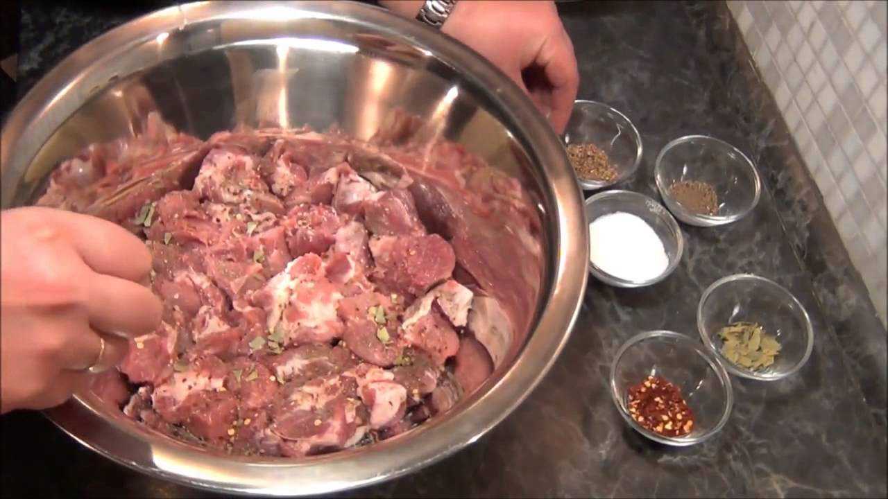 Рецепт мяса мясо в масле. Мясо в маринаде. Мясо для шашлыка. Маринованный мясо. Замаринованное мясо для шашлыка.