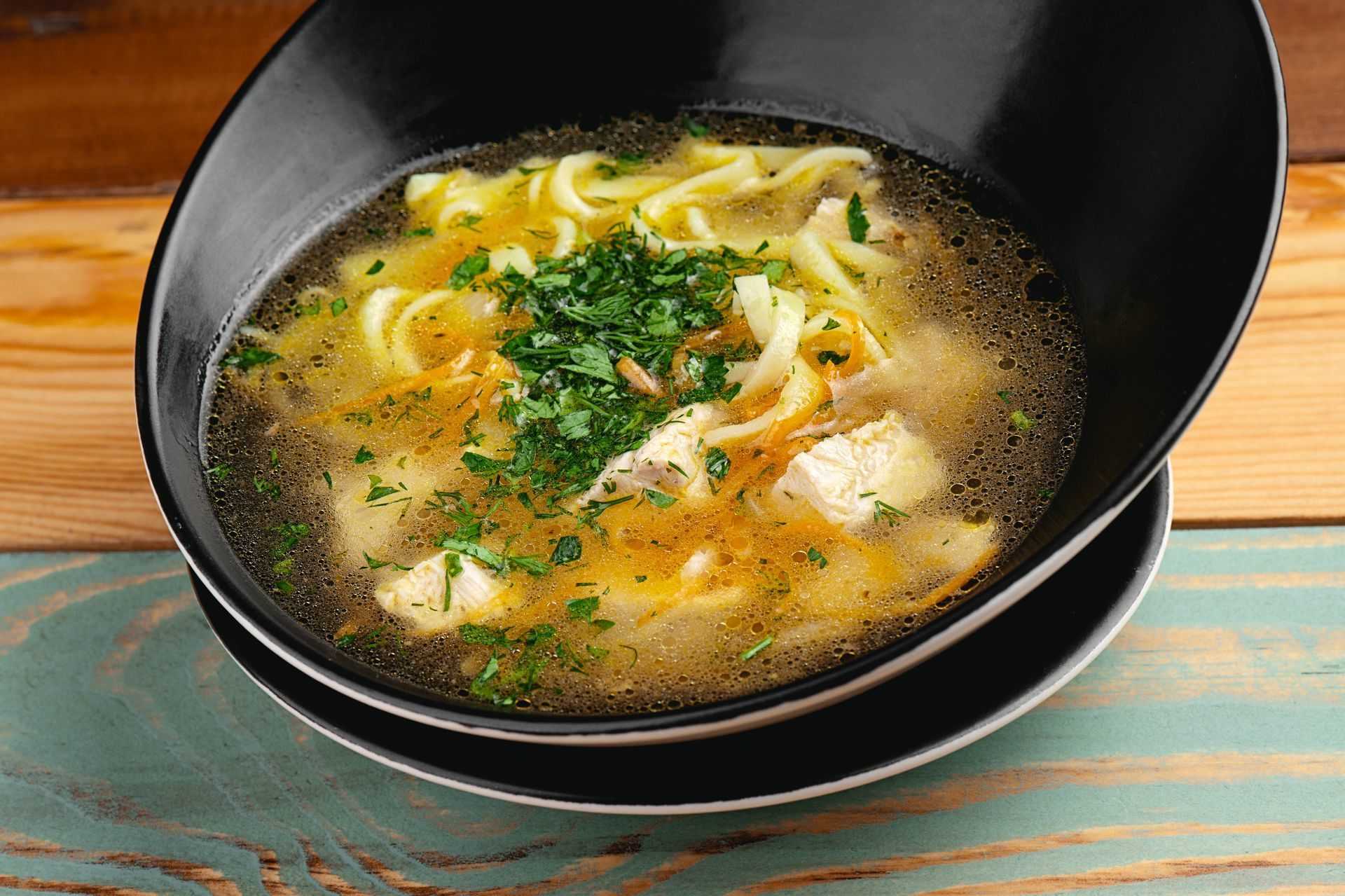 Сделать лапшу домашнюю для куриного супа. Суп лапша по казачьи. Куриный суп с лапшой. Суп лапша домашняя. Куриный суп с домашней лапшой.