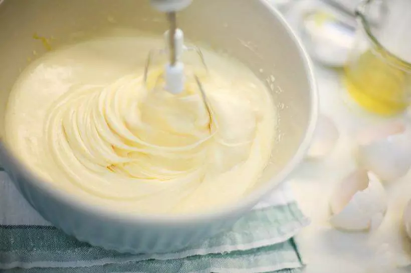 Рецепт заварного крема с маслом сливочным. Заварной крем. Торт с заварным кремом. Заварной крем со сливками. Сметанно-сливочный крем для торта.