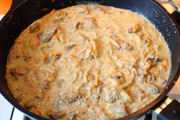 Печень куриная в сметане с луком рецепт на сковороде с морковью пошаговый фото