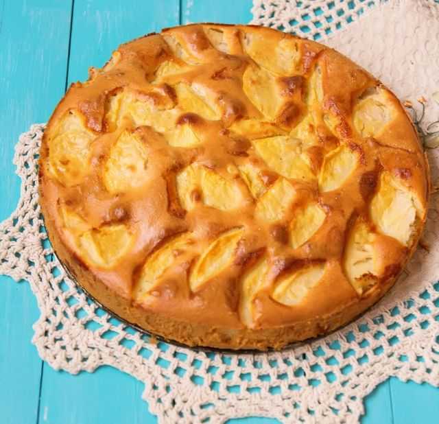 Шарлотка с яблоками в духовке: пышная и вкусная. 10 простых рецептов приготовления