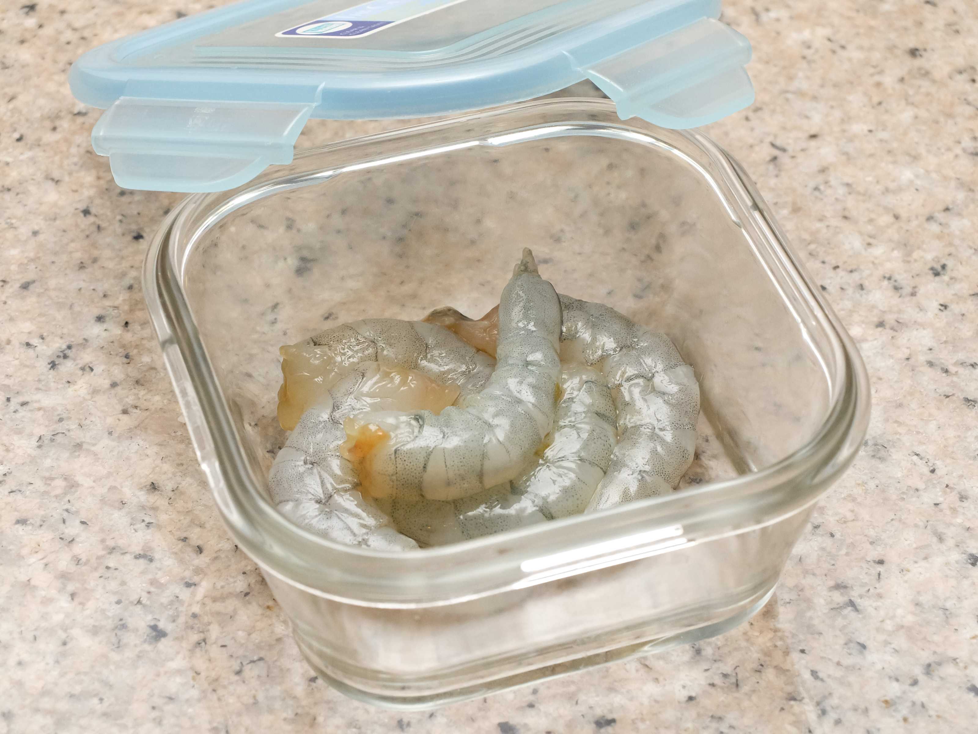 Сколько можно и как хранить креветки в холодильнике и морозилке