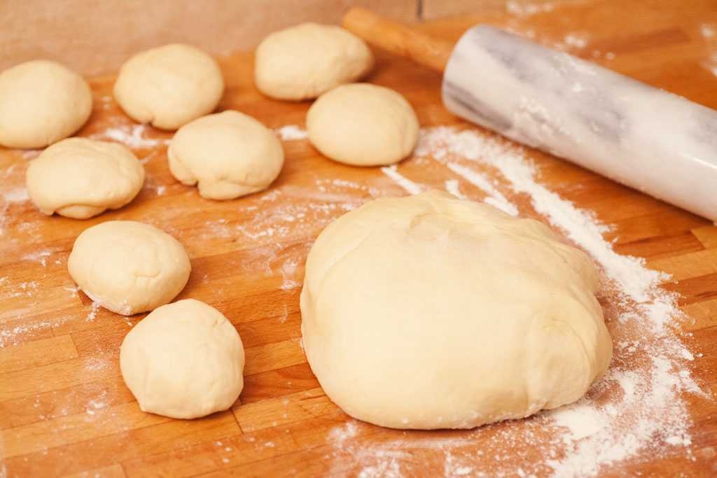 Быстрое тесто для пирожков при правильном приготовлении получается мягким, вкусным и пышным Узнайте, как делать основу для выпечки на молоке, кефире и соде, с дрожжами и без