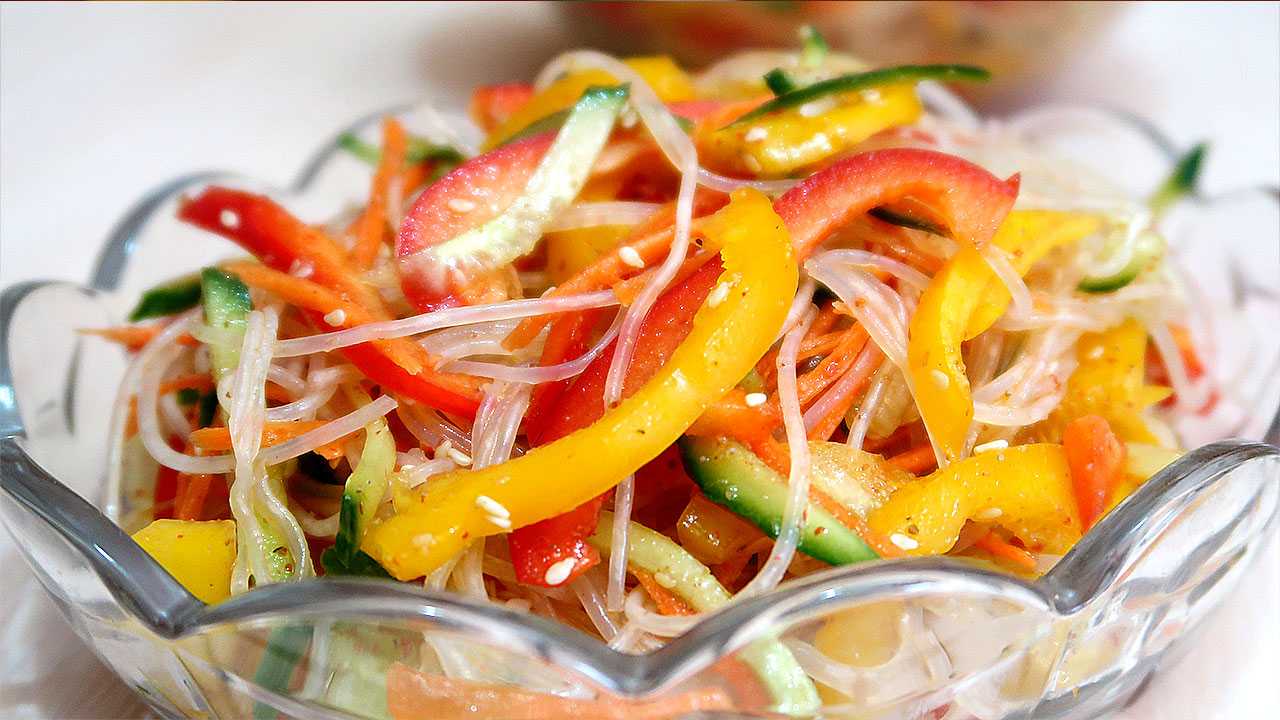 Вкусный салат из фунчозы с овощами