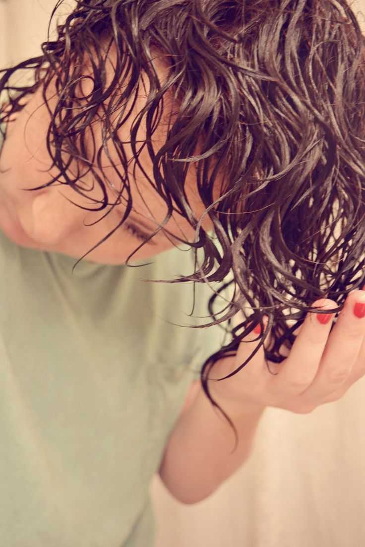Как сохранить вьющиеся волосы после мытья