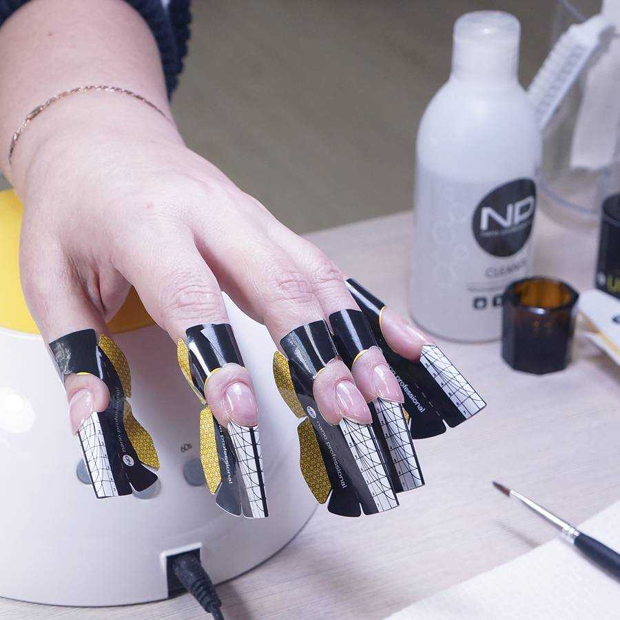 Процедура наращивания ногтей акрилом