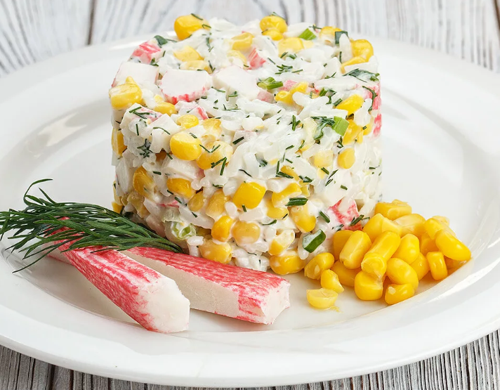 Крабовый салат с кукурузой — очень вкусные классические рецепты