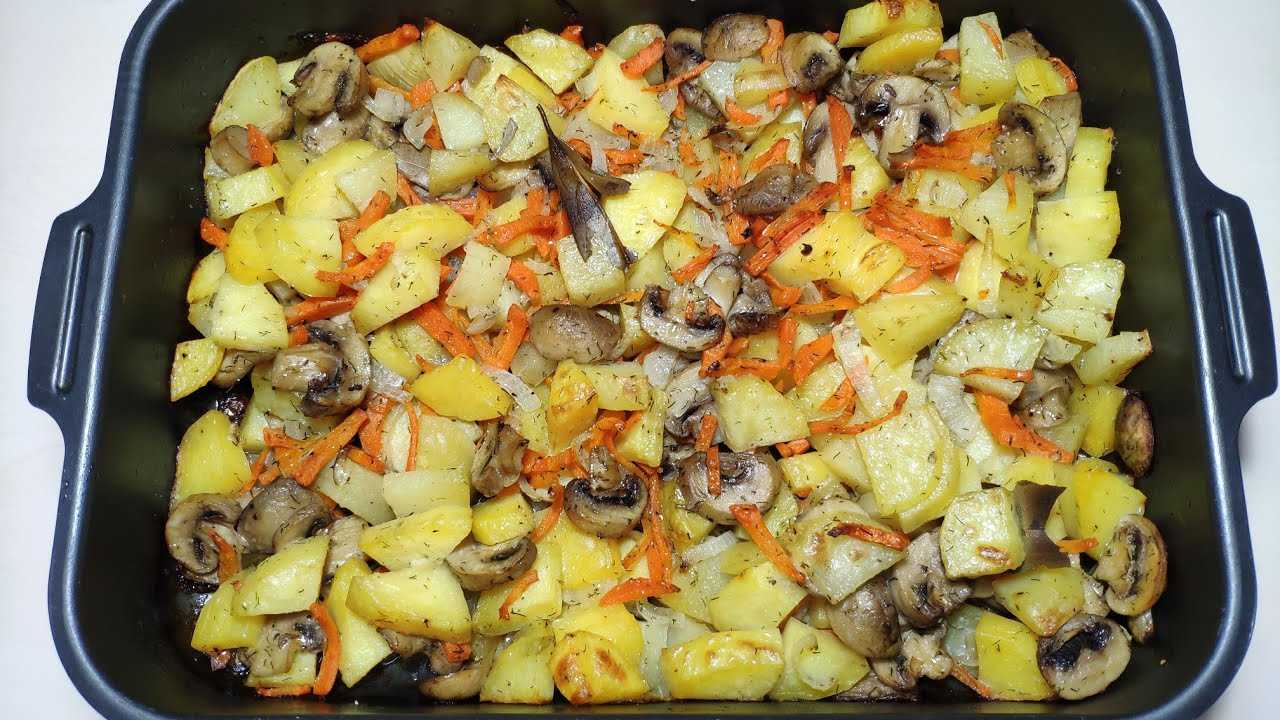 Мясо морковь картошка рецепт. Картошка с грибами в духовке. Картошка с шампиньонами в духовке. Картошка стгнибами в духовке. Картофель с шампиньонами запеченые в духовке.