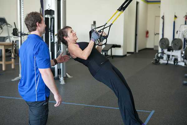 Упражнения на спину в тренажерном зале - хороший способ укрепить мышцы задней поверхности торса Узнайте, какие занятия и снаряды самые эффективные