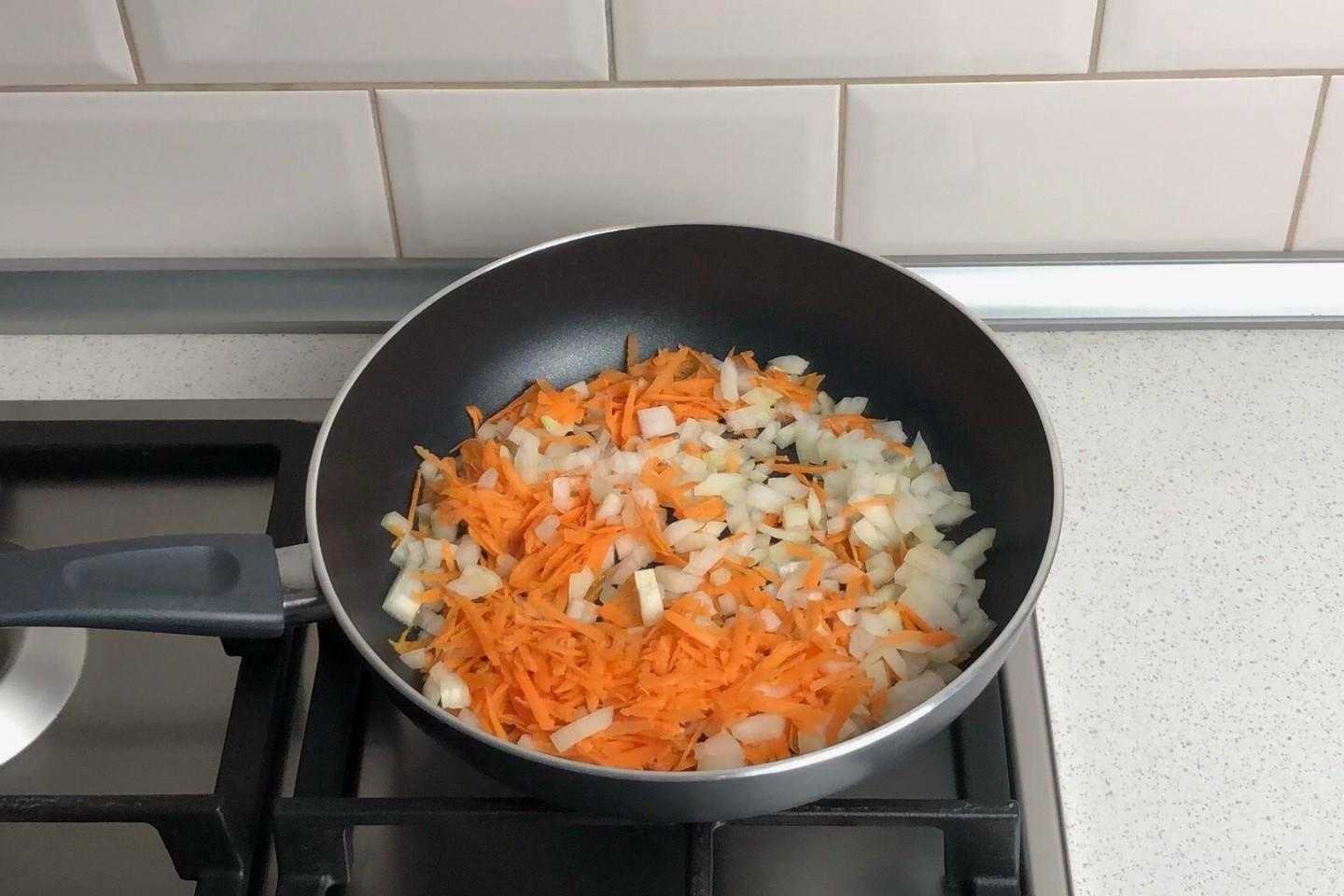 Потушить цветную капусту на сковороде с морковью и луком. Тушёная капуста с мясом на сковороде. Тушёная капуста рецепт классический на сковороде. Как потушить капусту без мяса на сковороде