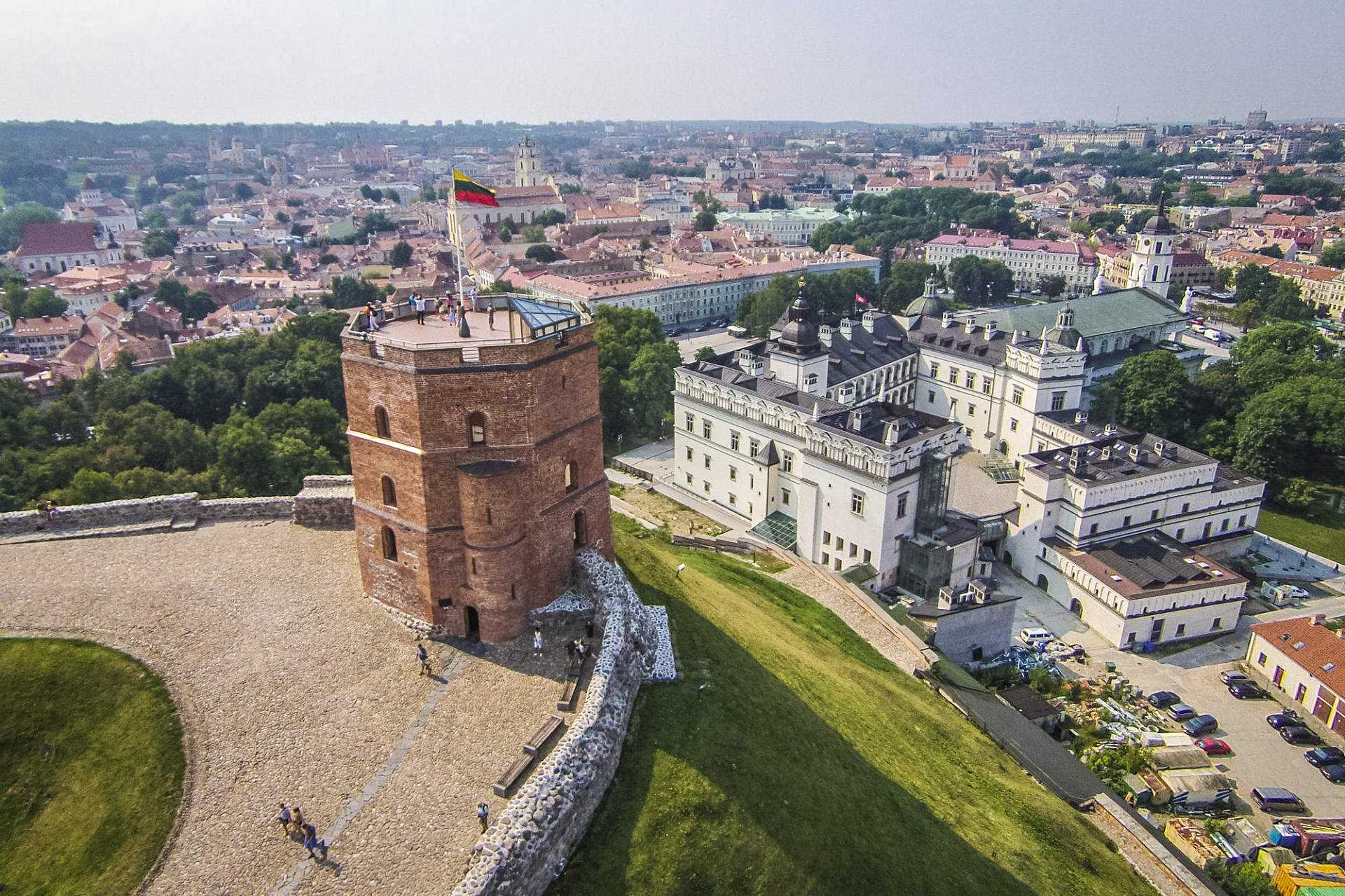 Литва столица какой страны. Башня Гедимина Литва. Башня замка Гедиминаса Вильнюс. Замок Гедимина в Литве. Гора Гедиминаса в Вильнюсе.