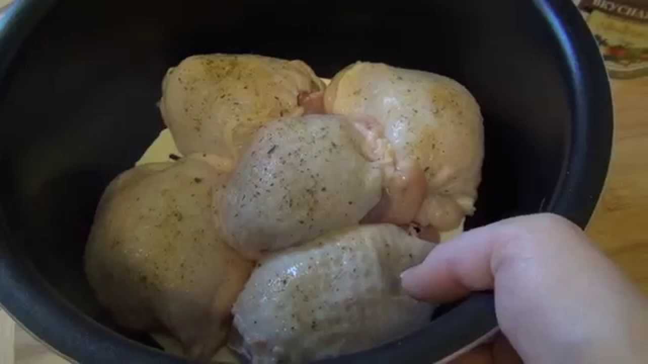 Приготовление курицы в мультиварке рецепты. Курица на пару в мультиварке. Куриное бедро на пару. Куриные бедра в мультиварке. Бедрышки запеченные в мультиварке.