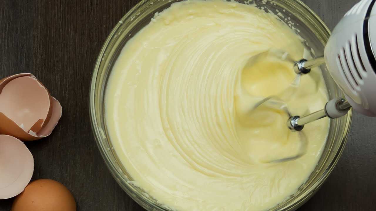 Простой рецепт крема со сгущенкой. Сметанно-сливочный крем для торта. Заварной крем. Сливочно сметанный крем. Заварной крем из сметаны для торта.