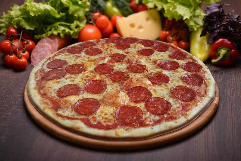 Пицца пепперони – 5 пошаговых рецептов в домашних условиях