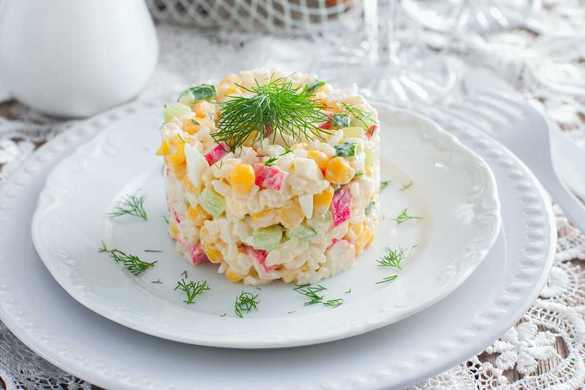 Узнайте, как готовится крабовый салат классический Это популярное блюдо для праздничного стола подается в сочетании с различными овощами, зеленью и вареными яйцами