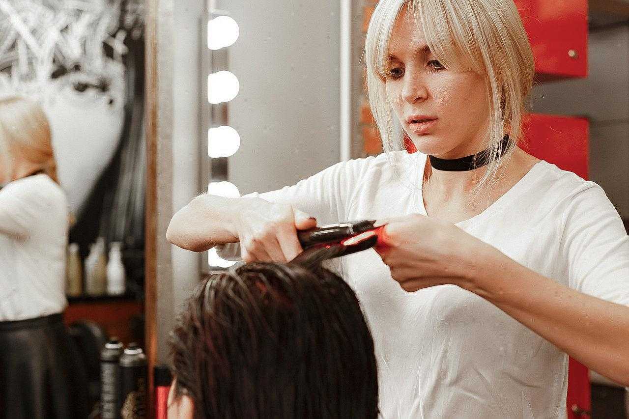 Как осветлить волосы в дома народными и косметическими средствами - техники и пошаговая инструкция