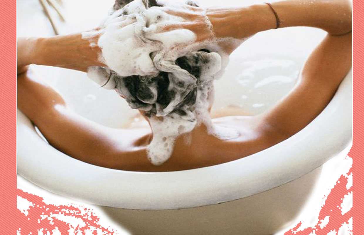 Шампунь моет без воды. Мытье головы. Мытье волос в ванной. Девушка моет волосы. Мытьё головы в ванной.