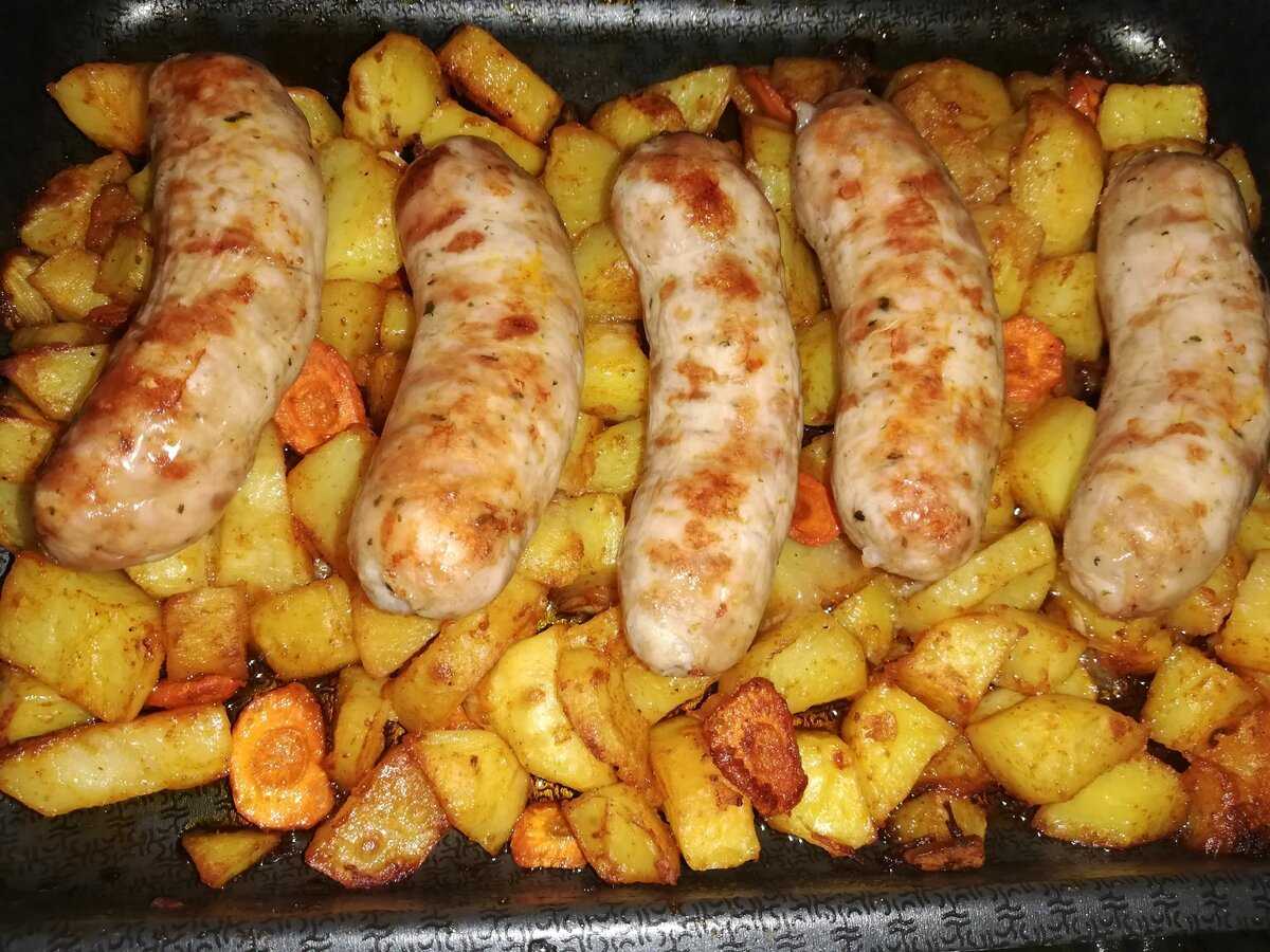 Колбаски с картошкой в духовке