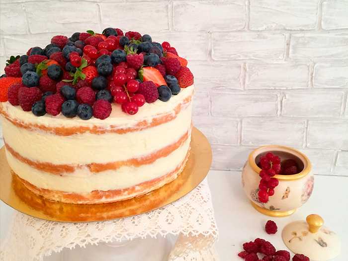 Ягодно бисквитный торт. Крем-чиз для торта. Торт с ягодами. Красивый торт с крем чизом. Вкусный торт с кремом чиз.