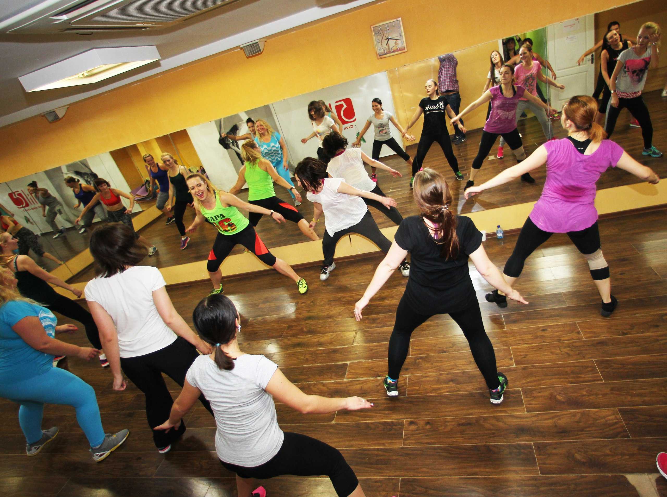 Танцы обучение видео уроки. Танцы Zumba Fitness. Тренировка зумба фитнес. Зумба для начинающих. Занятия зумба фитнес.