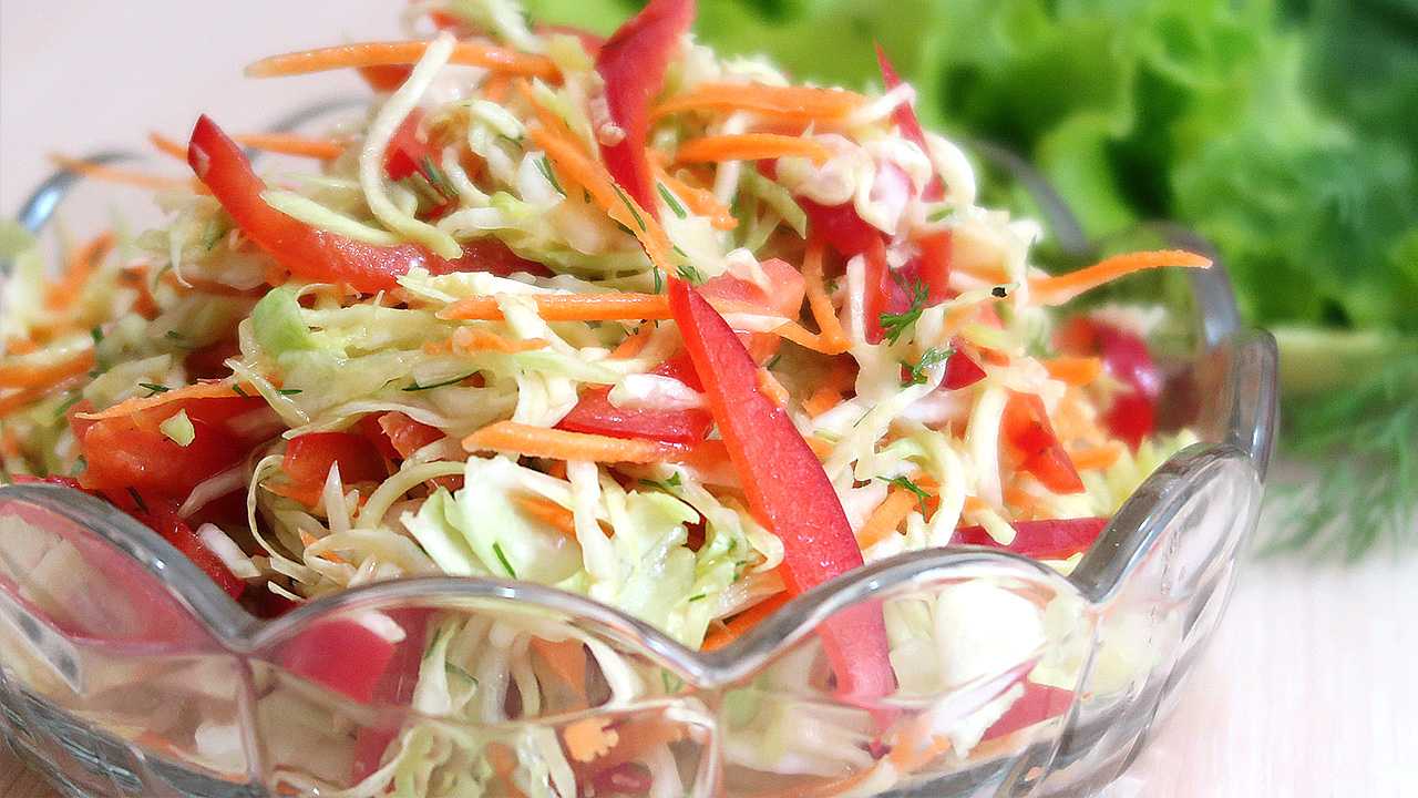 Витаминный салат с уксусом рецепт. Витаминный (капуста, перец, огурец, морковь) 100г - 35р. Салат витаминный. Салат весенний из капусты. Салаты витаминные из овощей.
