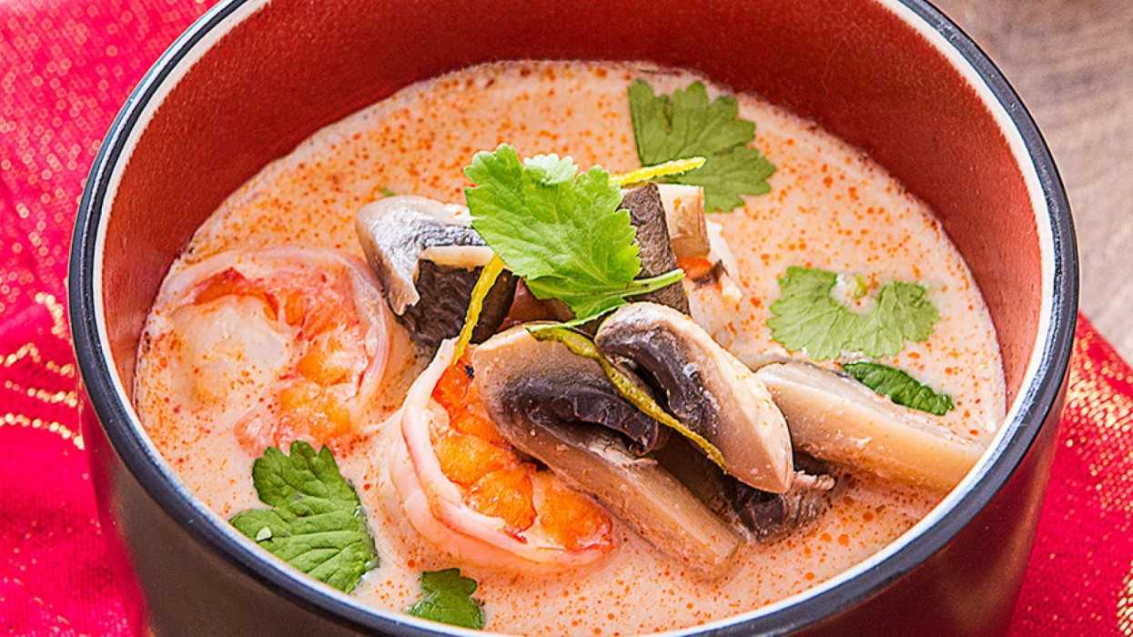 Суп том янг. Суп "том ям" Tom Yam Soup. Суп с морепродуктами. Суп на кокосовом молоке с морепродуктами. Острый суп с морепродуктами.