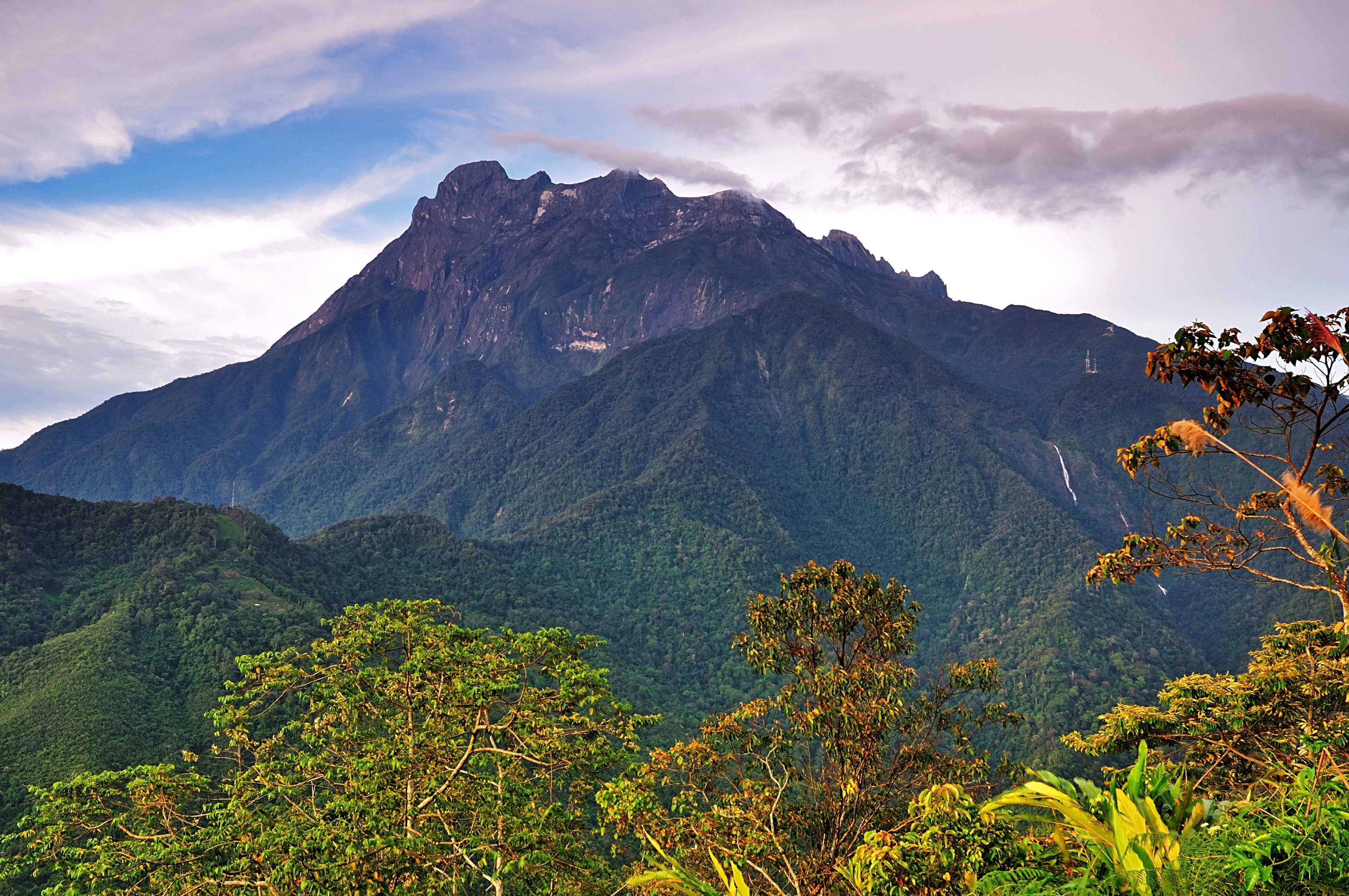 Кинабалу малайзия. Гора Кинабалу Борнео. Кота-Кинабалу Малайзия гора. Национальный парк Кинабалу (Малайзия). Гора Кинабалу Малайзия восхождение.