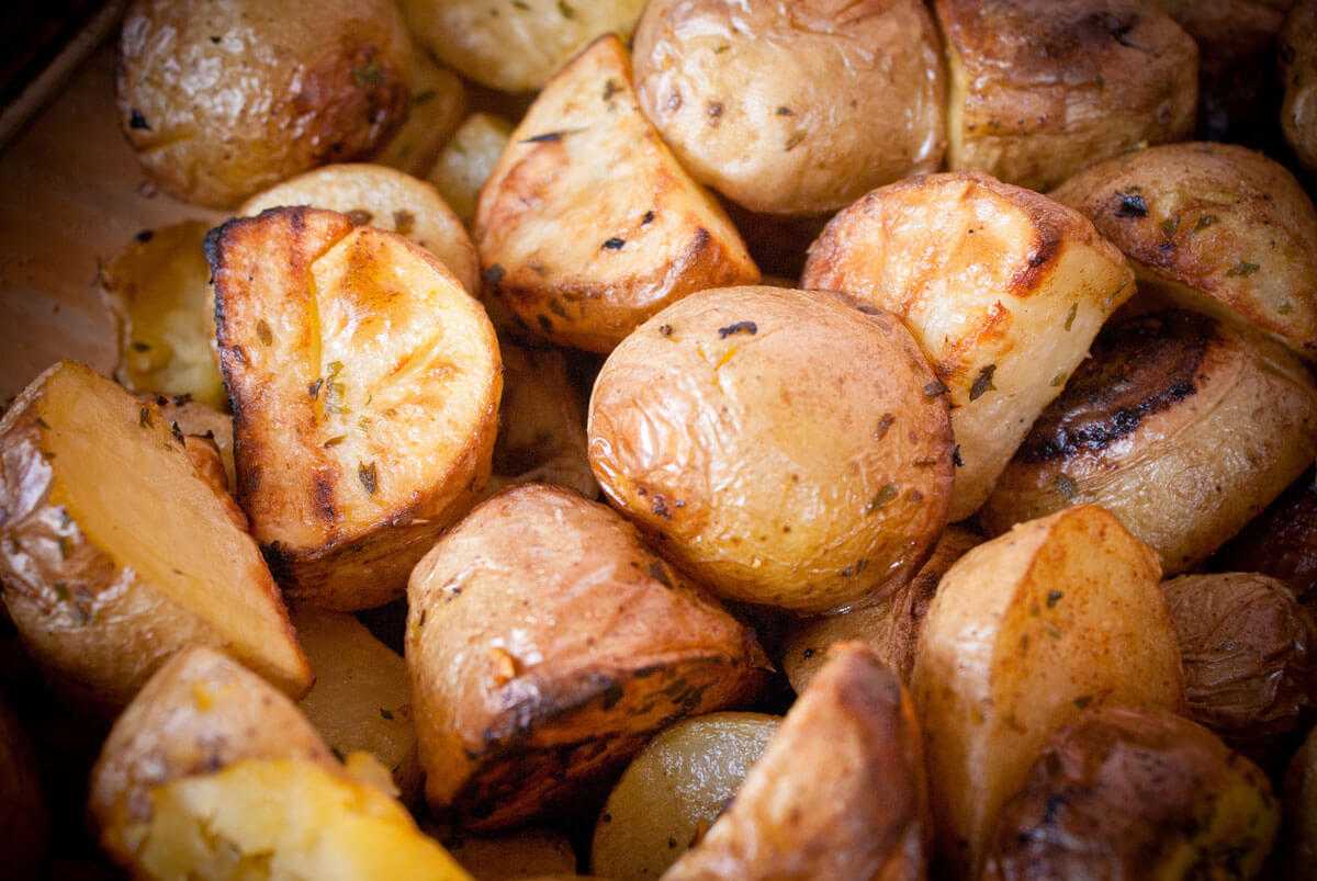 Молодая картошка в духовке рецепт с кожурой. Круглая картошка в духовке. Печёная картошка в духовке. Вареная картошка в духовке. Печеный картофель в кожуре.