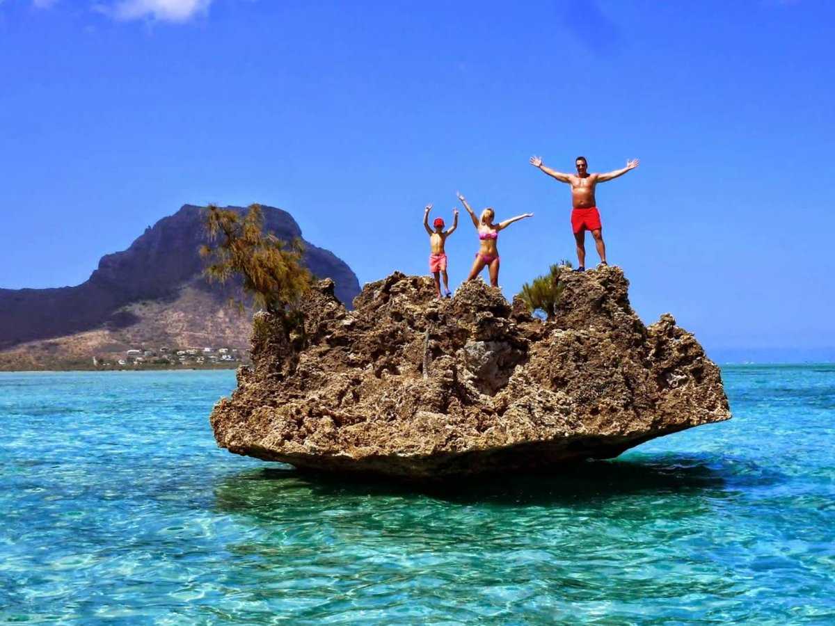 Куда можно съездить летом недорого в россии. Маврикий остров. Пляж Ле Морн Маврикий. Туристы на острове Маврикий. Красивые места за границей.