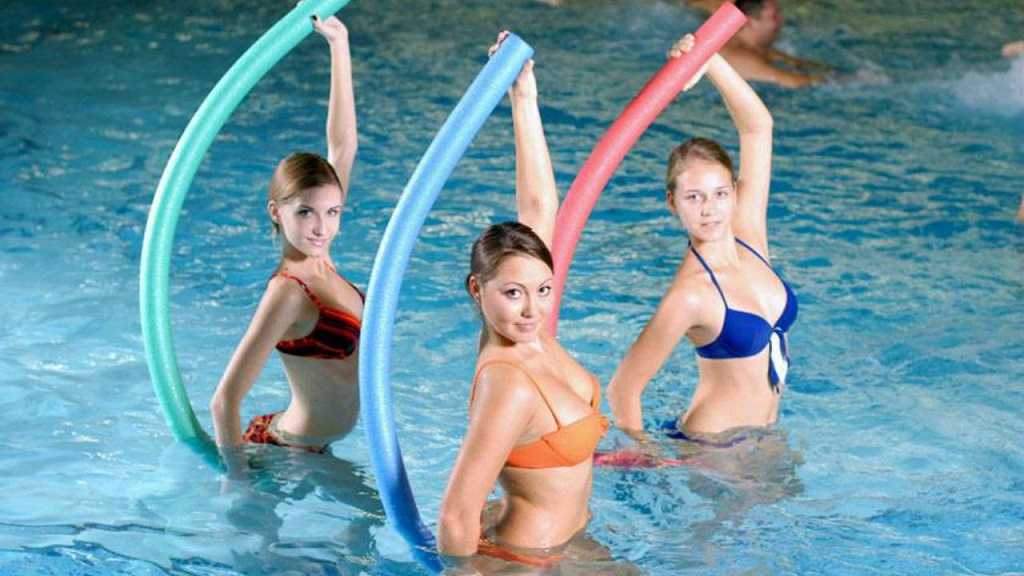 Упражнения в бассейне для похудения: комплекс, польза и противопоказания, правила тренировок