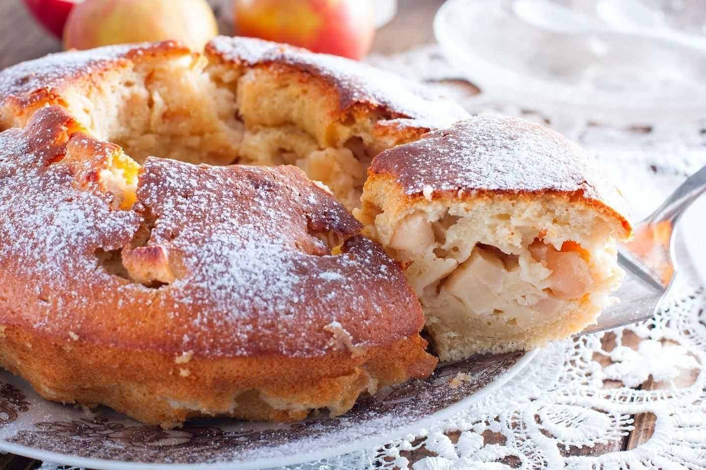 Шарлотка пышная с яблоками в духовке - как сделать тесто быстро и вкусно, температура выпекания