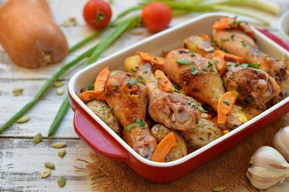 Рецепт запеченной картошки с овощами. Голень с овощами в духовке. Куриные ножки с картошкой. Курица с овощами. Куриные голени с овощами в духовке.