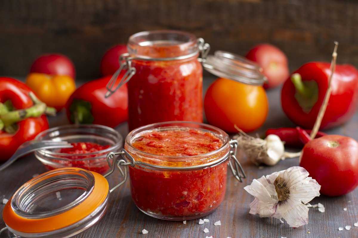 Рецепт помидоры соус в домашних условиях. Соус сацебели из томатов. Аджика сацебели. Соус сацебели острый. Соус Чили сацебели.